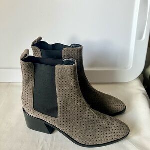 Alice + Olivia Gray Suede Leather Allistair Studded Heeled Chelsea Boots Sz 8
